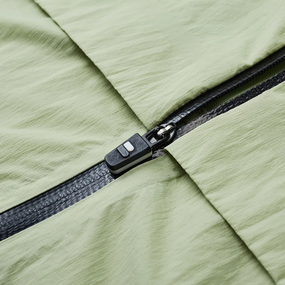 Лёгкая беговая куртка чёрная и зелёная (28)